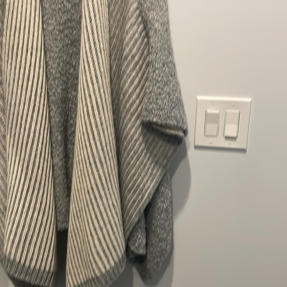 Cocogio Italian Poncho - Picture 4 of 4